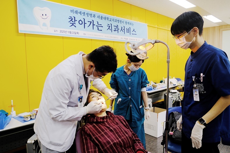 양일형 교수가 진료를 하고 있다(사진제공_서울대치과병원).