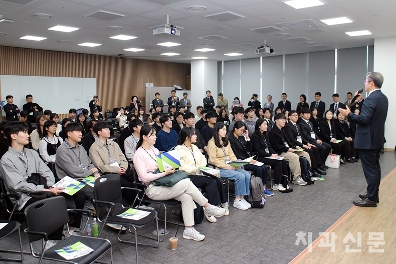 치주과 수련을 희망하는 학부생, 인턴 및 공보의를 대상으로 매년 개최되는 가치공감 콘서트에서 설양조 회장이 인사말을 하고 있다.