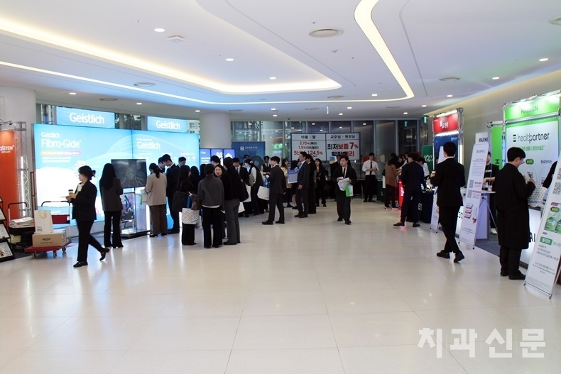 학술대회장 로비에 마련된 치과기자재 전시부스. 