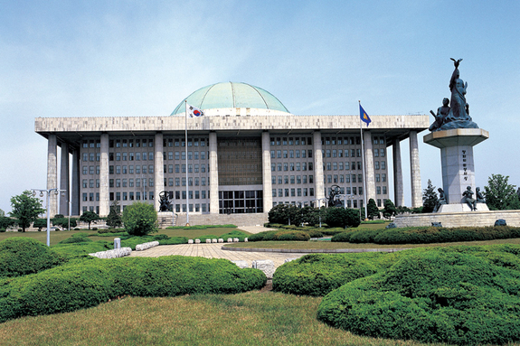 복지위 계류된 의료인 자율징계권, 복지부 “신중 검토”